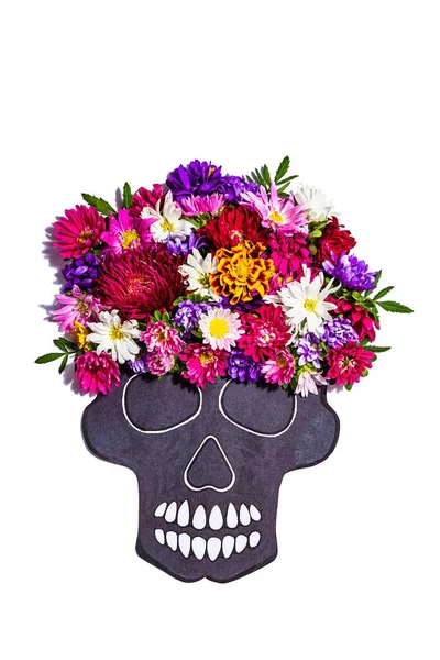 墨西哥死者纪念日的纸制骷髅被白色隔离 五彩缤纷的传统花朵 现代的强光 黑暗的阴影 黑石混凝土背景 — 图库照片