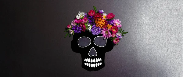 墨西哥的死亡日 Dia Muertos 用传统的花朵制成人头的纸 时尚的强光 黑暗的阴影 黑石混凝土背景 横幅格式 — 图库照片