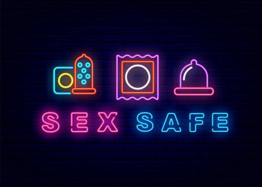 Tuğla duvar arkasında kondom neon pankartı olan bir seks kasası. Özel mağaza logosu. Gece aydınlığı logosu. Dış ışıldayan efekt afişi. Düzenlenebilir felç. İzole vektör stok illüstrasyonu