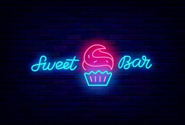 Pasta çubuğu neon etiketi. Kek ikonu. Güzel bar. Gece aydınlığı logosu ve terfi. Kafe tabelası. Dış parlama efekti amblemi. Düzenlenebilir felç. İzole vektör stok illüstrasyonu