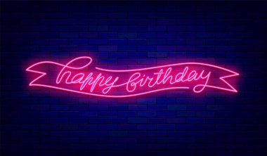 Doğum günün kutlu olsun neon tebrik kartı. Kurdeleli bir çizgi. Parlak efekt tabelası. Tuğla duvarda tatil tasarımı. Parlak harfler. Vektör stok illüstrasyonu