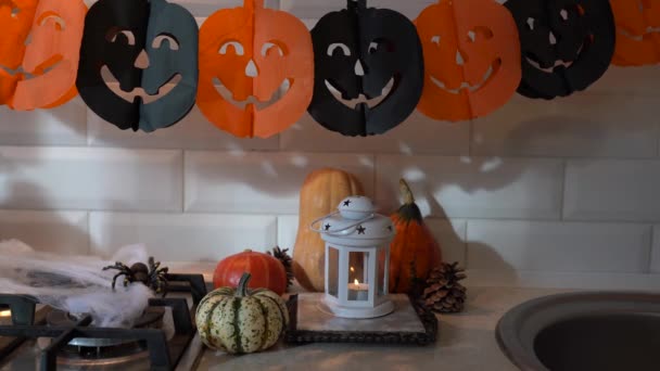 Внутренний Хэллоуин Тыквами Свечами Кухне — стоковое видео