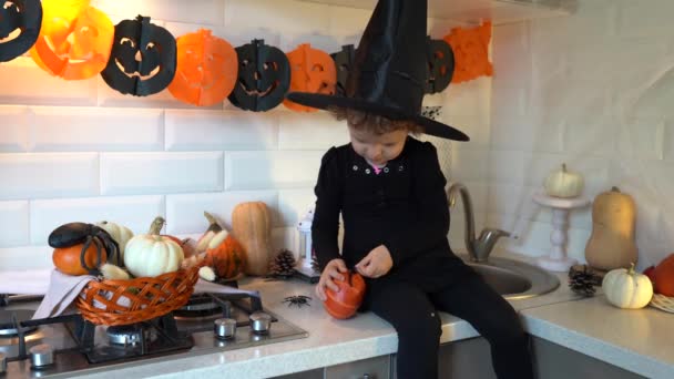 Dziecko Dziewczyna Halloween Kostium Czarownica Dekorowanie Pompowanie Fałszywym Okiem Rzęsy — Wideo stockowe