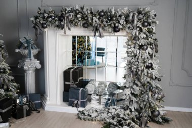 Noel Odası İç Tasarımı, Işıklarla süslenmiş Xmas Ağacı Hediyeler ve Çelenk Işıkları İçerde