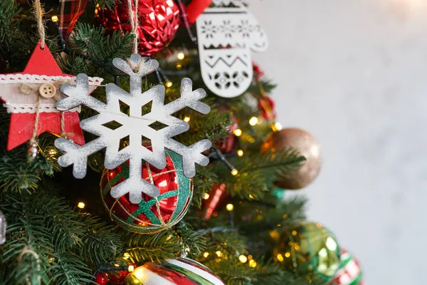 Weihnachten Neujahr Festlicher Tannenbaum Geschmückt Mit Spielzeug Geschenken Winterferienkonzept — Stockfoto