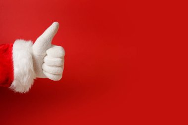Noel Baba el başparmak yukarıya ok işareti kopya alanı ile kırmızı bir arka plan üzerinde gösterilen