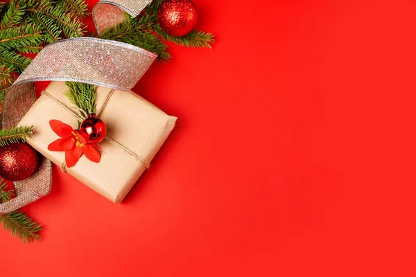 Vánoční Pozadí Papírovou Dárkovou Krabicí Jedle Dekorace Červené Příprava Svátky — Stock fotografie