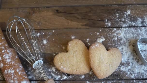 Galletas Forma Corazón Para Día San Valentín Sobre Fondo Madera — Vídeos de Stock