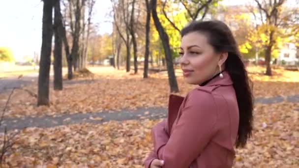 Молода Брюнетка Рожевій Шкіряній Куртці Осінньому Парку Відкритому Повітрі — стокове відео