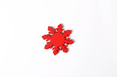 kırmızı noel kar tanesi şekilli süsleme beyaz arka planda ahşap ağacı izole etti