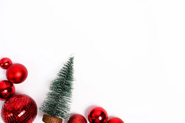 Winterkomposition Auf Weißem Hintergrund Mit Weihnachtsbaum Und Roten Dekorationen Kopierraum — Stockfoto