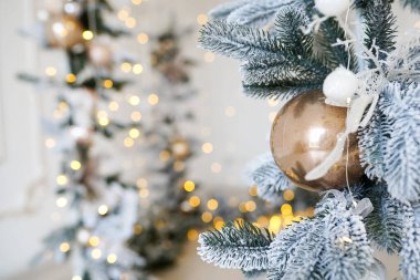 Noel ağacı arkaplanı ve karlı Noel süslemeleri, bulanık, parıltılı, parıltılı. Mutlu yıllar ve Xmas teması