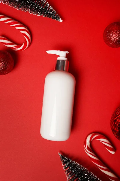 Λευκό Καλλυντικά Μπουκάλι Για Κόκκινα Χριστούγεννα Καραμέλα Μπαστούνια Έλατο Δέντρο — Φωτογραφία Αρχείου