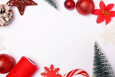 Kırmızı Noel süsleri ve beyaz arkaplanda süslemeleri olan Noel çerçevesi, boşluğu kopyala