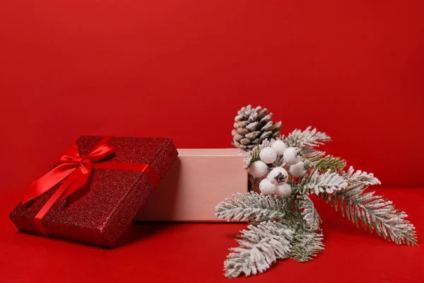 Otevřený Červený Dárkový Box Zimní Slavnostní Výzdobou Červeném Pozadí Vánoční — Stock fotografie