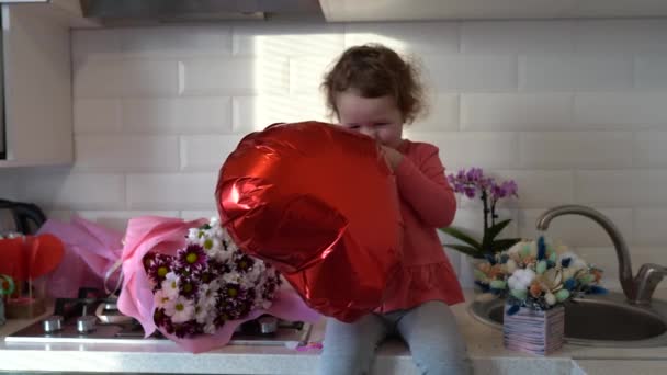 Feliz Día San Valentín Dulce Niña Con Corazón Rojo Sentado — Vídeos de Stock