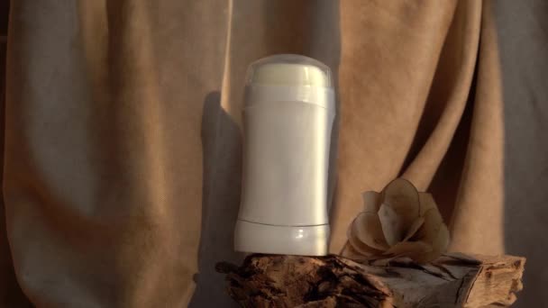 Biały Antyperspirant Dezodorant Zostaje Drewnie Koncepcja Pielęgnacji Skóry — Wideo stockowe