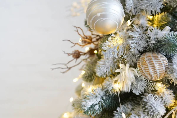 Weihnachtsschmuck Weihnachtsbaum Weiße Und Silberne Kugeln Umranden Leuchtende Lampen Den — Stockfoto