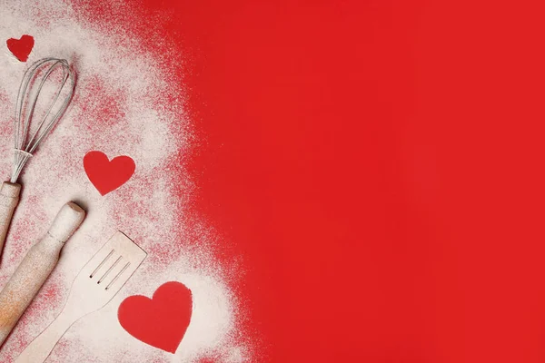 Sevgililer Günü Pişirme Arka Planı Kırmızı Masada Merdaneli Kalpler Boşluğu — Stok fotoğraf