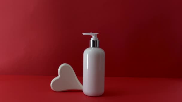 Kozmetik Nemlendirici Kırmızı Arka Planda Kalpleri Olan Şampuan Şişesi Sevgililer — Stok video