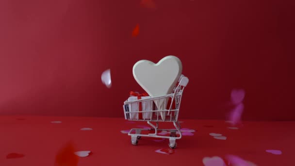 Winkelwagentje Met Geschenkdoosjes Liefde Hart Rode Achtergrond Valentijnsdag Winkelen Verkoop — Stockvideo