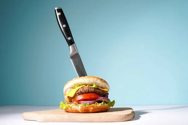 Νόστιμο Μπιφτέκι Βοείου Κρέατος Ξύλινο Τραπέζι Ένα Μαχαίρι Εισάγεται Αυτό — Φωτογραφία Αρχείου
