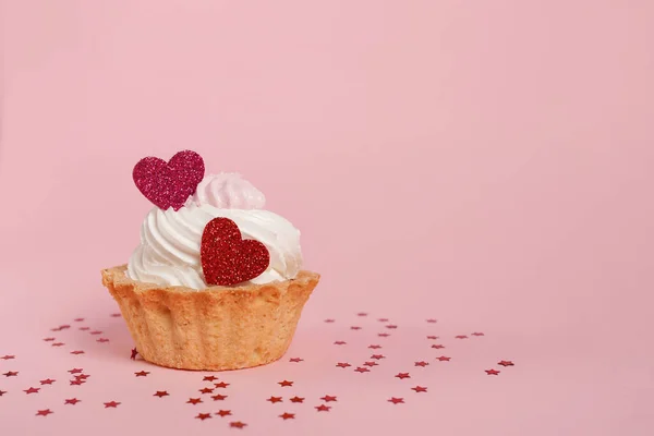 Sevgililer Günü Pembe Arka Plan Vanilyalı Kek Süslü Kırmızı Kalp — Stok fotoğraf