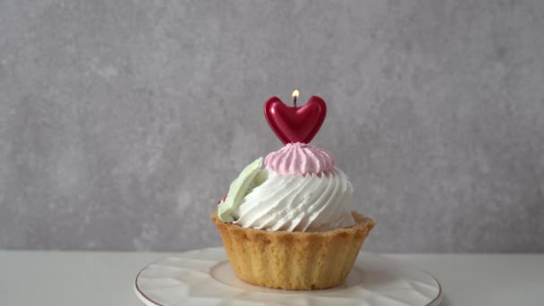 San Valentín Mano Femenina Enciende Una Vela Cupcake Vainilla — Vídeo de stock