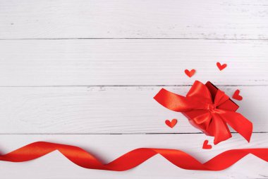 Kalpli hediye kutusu beyaz ahşap arka planda fotokopi alanı, Sevgililer Günü