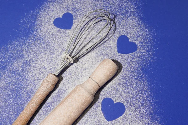 Sevgililer Günü Nün Mavi Fırın Arka Planı Merdaneli Kalpler — Stok fotoğraf