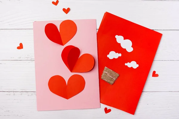 Robiąc Walentynki Kartkę Życzeniami Białym Drewnianym Tle Walentynkowe Hobby Dokonywanie — Zdjęcie stockowe