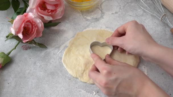 Menina Fazendo Biscoitos Forma Coração Surpresa Para Seus Entes Queridos — Vídeo de Stock