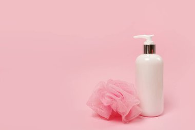 Yüz kremi, losyon ya da şeffaf şişede pembe arka planda bez olan jöle, kopyalama alanı
