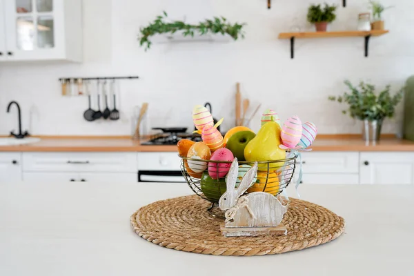 Conejo Pascua Canasta Con Frutas Huevos Sobre Mesa Blanca Cocina — Foto de Stock