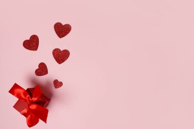 Pembe arka planda kupa ve fotokopi alanı olan hediye kutusu, Sevgililer Günü.