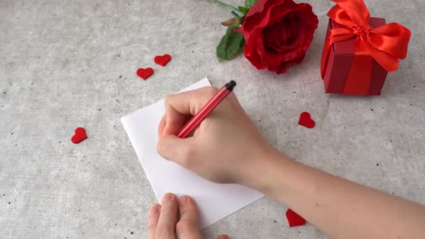Mulher Atrai Coração Para Celebração Fevereiro Corações Rosa Caixa Presente — Vídeo de Stock