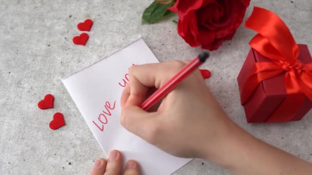 Жінка Черпає Серце Святкування Лютого Серця Троянди Червона Подарункова Коробка — стокове відео