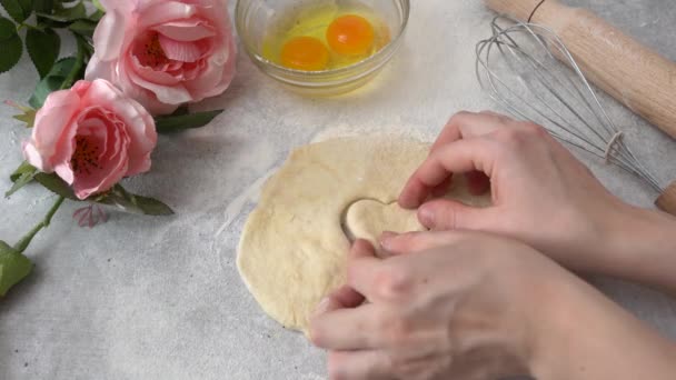 Menina Fazendo Biscoitos Forma Coração Surpresa Para Seus Entes Queridos — Vídeo de Stock