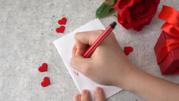 Perempuan Menulis Pijat Love You Untuk Perayaan Februari Hati Mawar — Stok Video