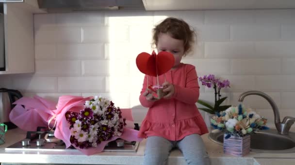 Feliz Día San Valentín Dulce Niña Jugando Con Decoración Sentado — Vídeos de Stock