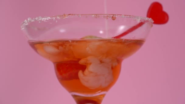 Sevgililer Günü Kokteyli Pembe Arka Planda Kırmızı Kalp Martini Bardağı — Stok video