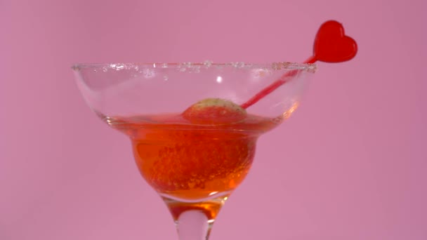 Cóctel San Valentín Con Fresa Vaso Martini Sobre Fondo Rosa — Vídeos de Stock