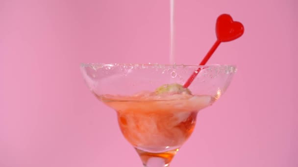 Sevgililer Günü Kokteyli Pembe Arka Planda Kırmızı Kalp Martini Bardağı — Stok video