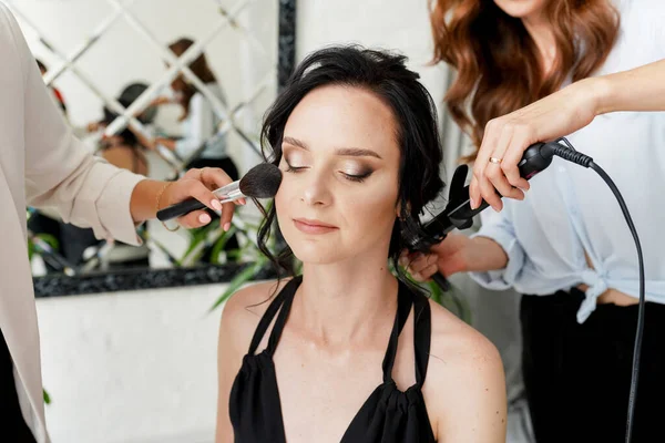 Salone Bellezza Trucco Styling Ragazza Nel Salone Parrucchieri Make Artist — Foto Stock