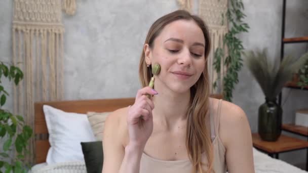Giovane Donna Sta Facendo Gua Sha Massaggio Facciale Bagno Gua — Video Stock