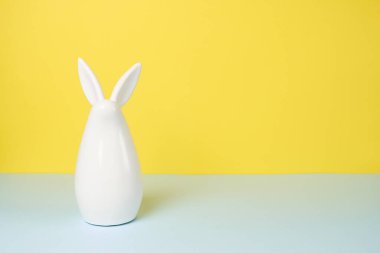 Sarı kart üzerinde, kopyalama alanı olan paskalya beyaz tavşanı 