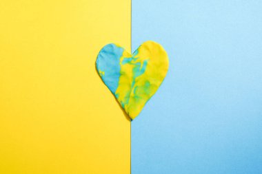 Masanın üzerinde Ukrayna 'nın ulusal bayrağının bir kalp şeklinde sembolü. Kavram