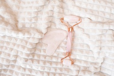 Masaj için Gua sha yüz silindiri. Evde yatakta kaldırma ve tonlama tedavisi