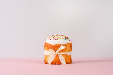 Mutlu Paskalyalar. Paskalya pastası jöleli ve açık arkaplanlı.