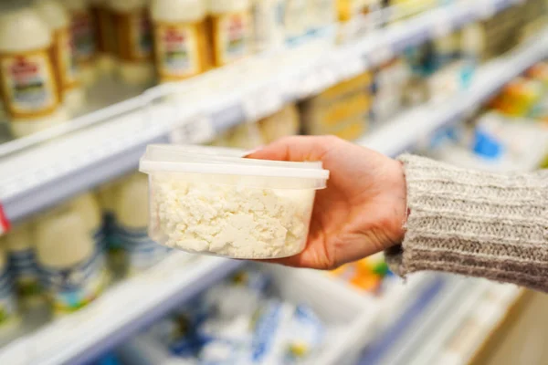 Рука Покупателя Пластиковым Контейнером Творога Продуктовом Магазине — стоковое фото